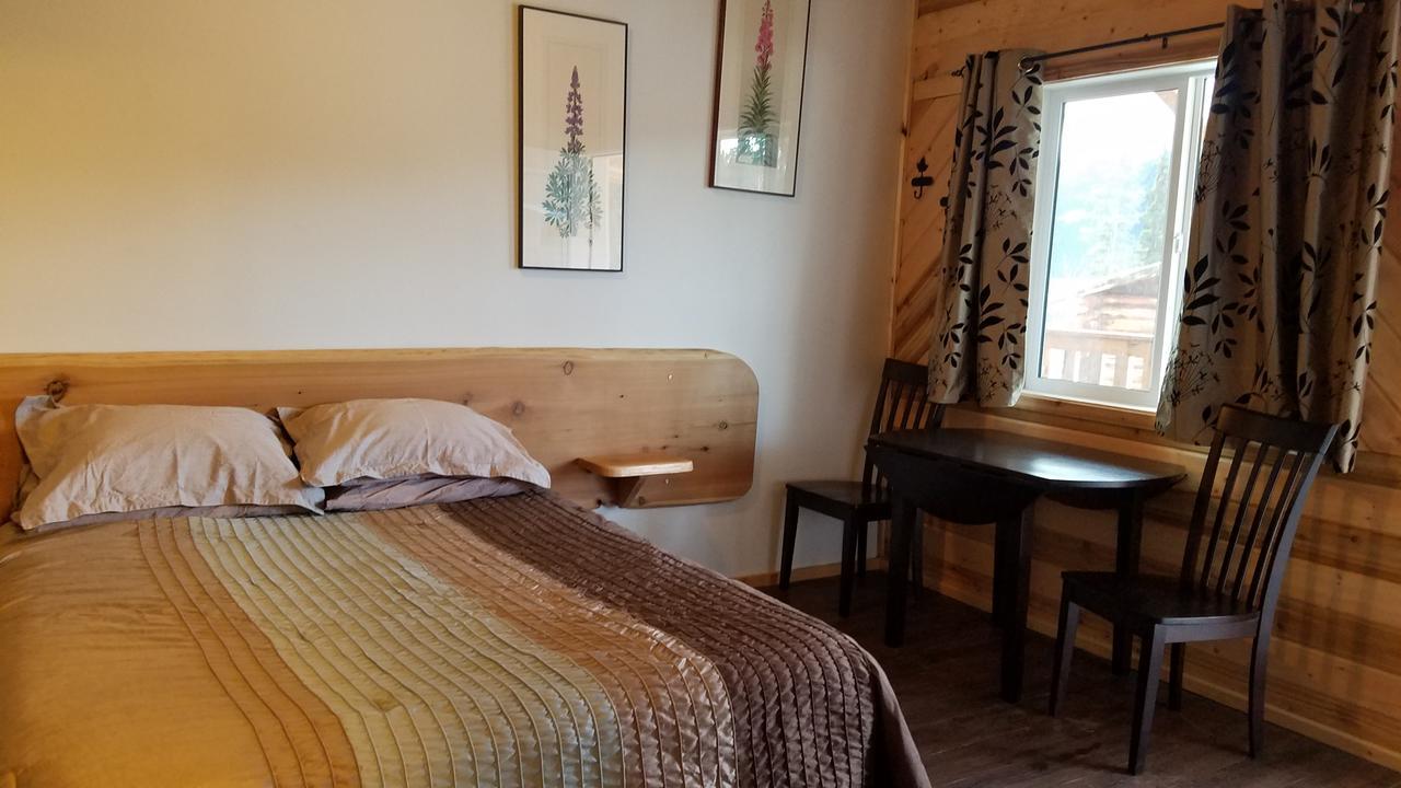 Red Goat Lodge Iskut Exterior photo